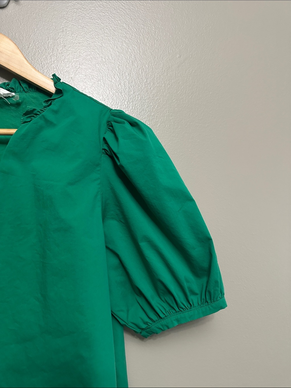 Tuckernuck / Hyacinth House green ruffle neck top Sz M - Picture 3 of 6